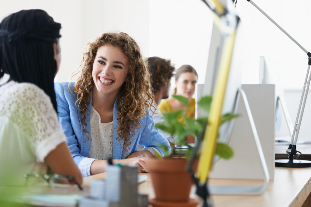 de jeunes femmes souriante à leur bureau