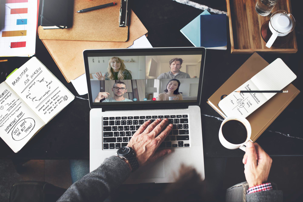 Une personne se formant en ressources humaines depuis son ordinateur